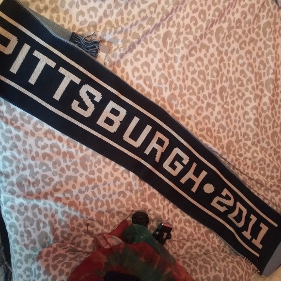 ❄ PENS HAT N SCARF ❄ - Picture 5 of 5